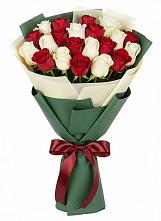 Букет Микс из красных и белых роз в Сернуре