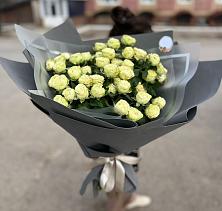 Букет Белые кустовые розы Солинеро в Сернуре