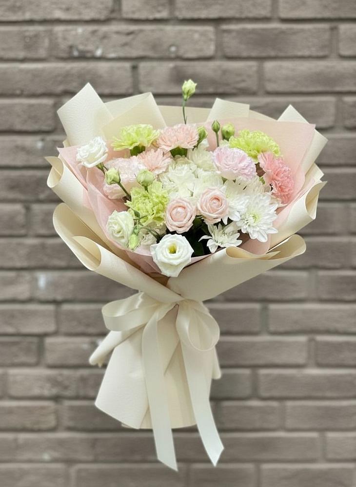 Букет цветов из: Гвоздики, Розы, Лизиантусы и Хризантемы в Сернуре