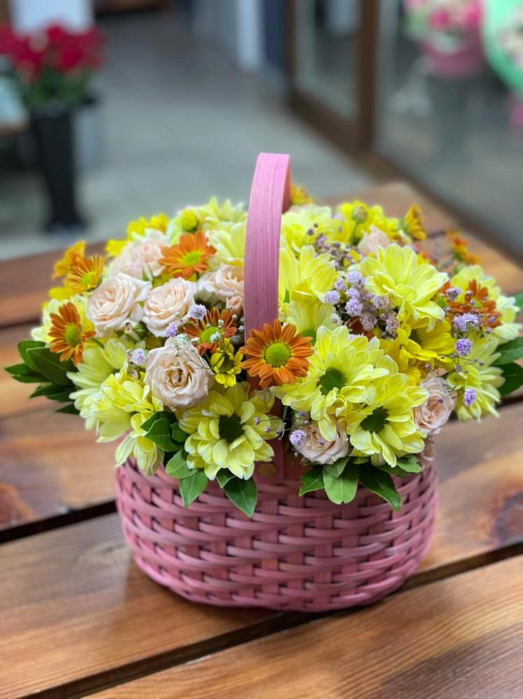 Цветочная композиция из Хризантемы и Розы в корзине в Сернуре