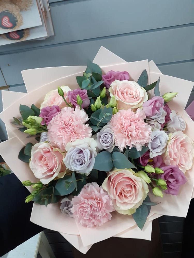 Букет цветов из: Розы, Гвоздики и Лизиантусы в Сернуре