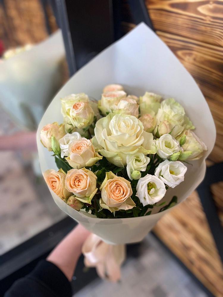 Букет цветов из: Розы и Лизиантусы в Сернуре